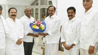 Telangana BSP chief RS Praveen Kumar pays visit to BRS chief KCR