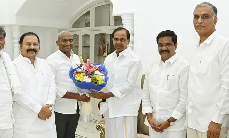 Telangana BSP chief RS Praveen Kumar pays visit to BRS chief KCR