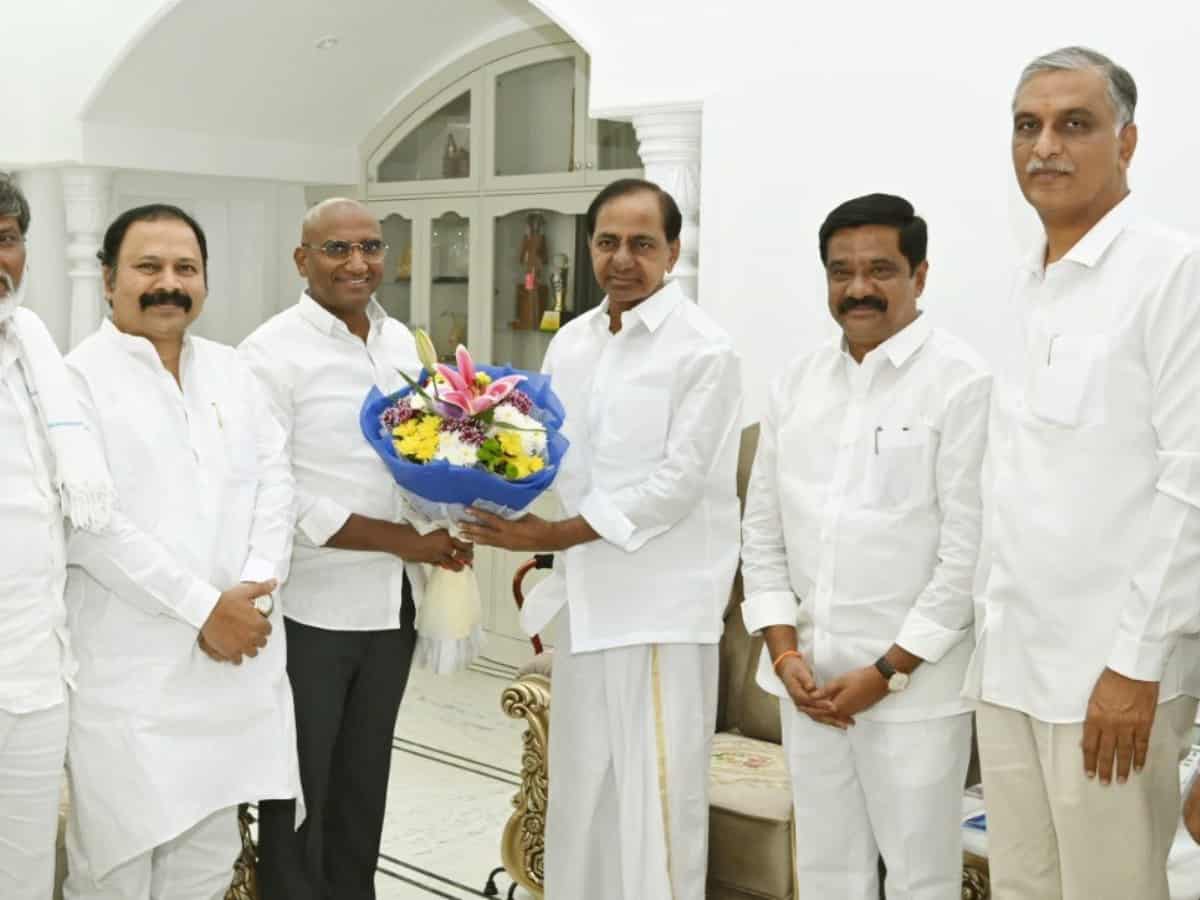 Telangana BSP chief RS Praveen Kumar pays visit to BRS chief KCR