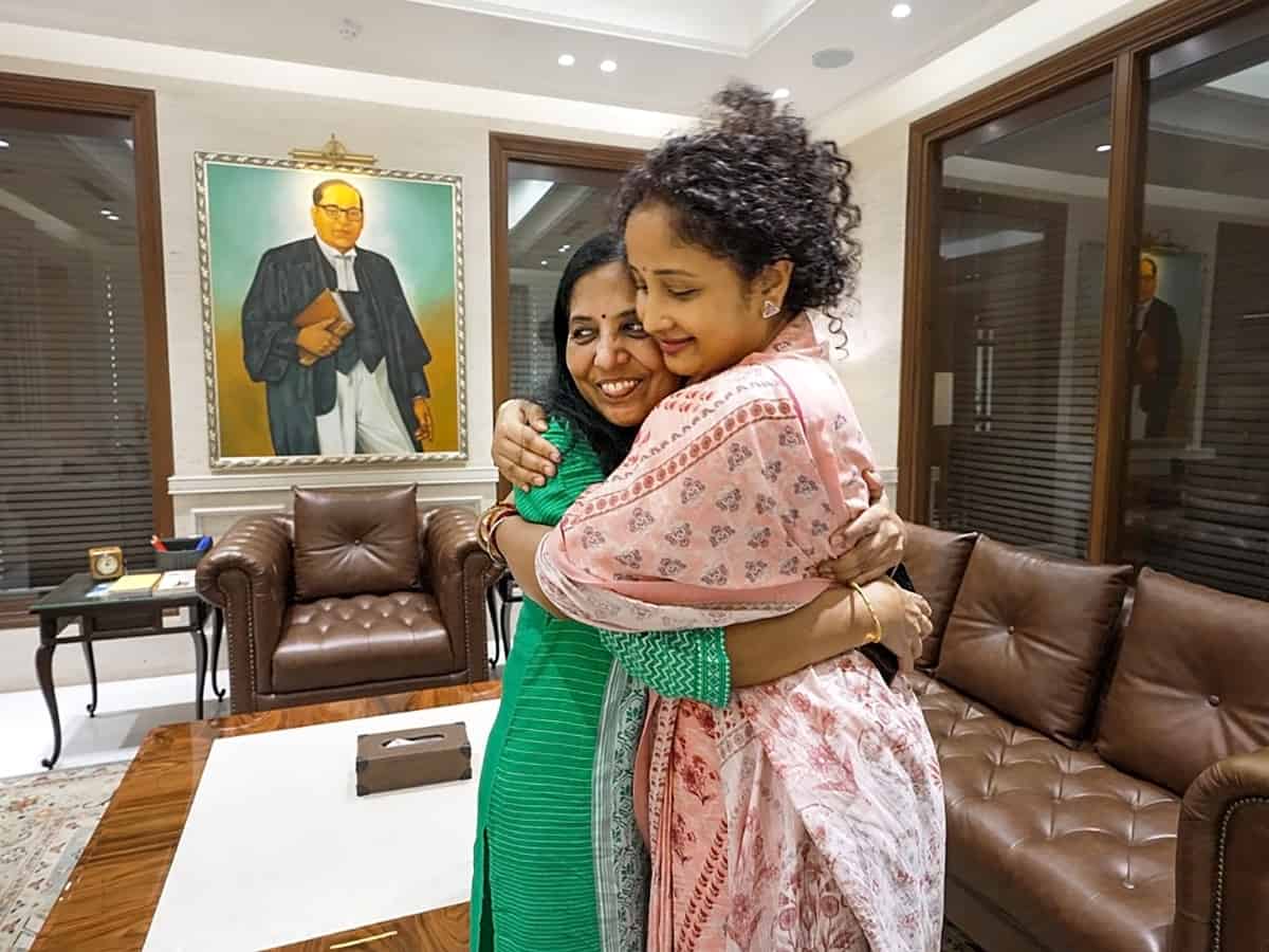 Video: Hemant Soren's wife Kalpana meets Sunita Kejriwal in Delhi