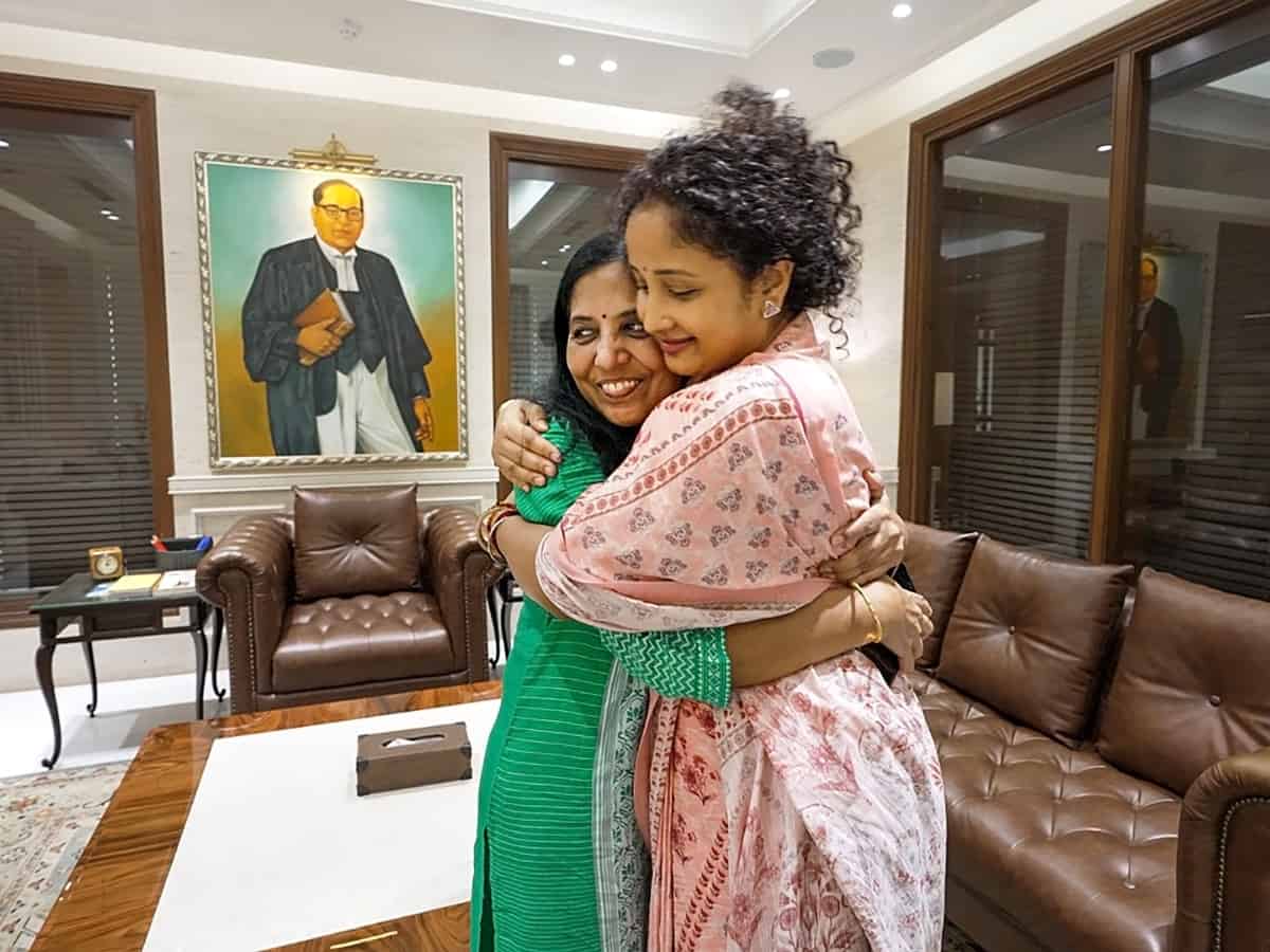 Video: Hemant Soren's wife Kalpana meets Sunita Kejriwal in Delhi