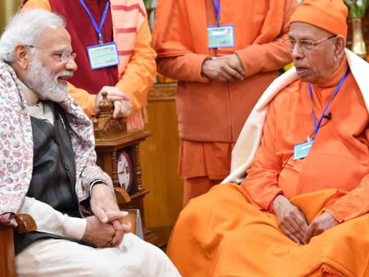 PM Modi and Swami Smaranananda ji Maharaj