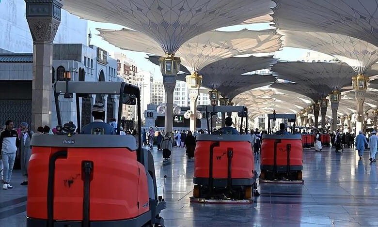 Over 1,400 workers clean, sterilize Prophet's Mosque during Ramzan
