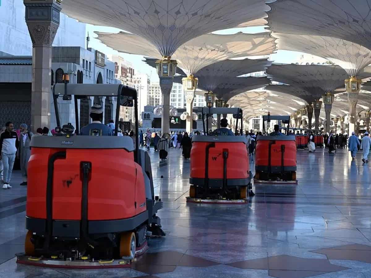 Over 1,400 workers clean, sterilize Prophet's Mosque during Ramzan