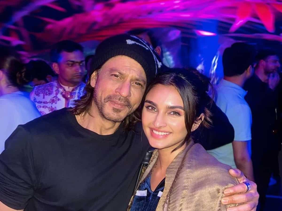 SRK poses with Javed Jaffery's daughter Alaviaa at Anant-Radhika's pre-wedding bash