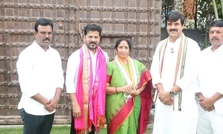 Telangana: Mahabubnagar ZP chairperson joins Congress