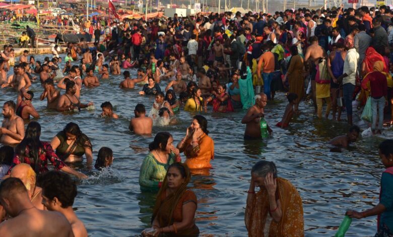Six lakh devotees take dip in Ganga on Mahashivratri