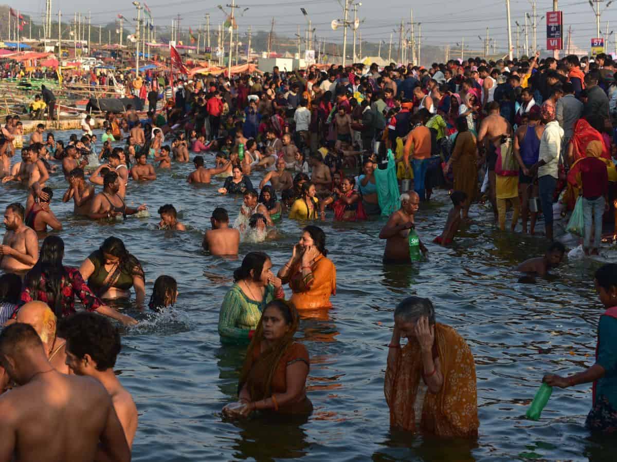 Six lakh devotees take dip in Ganga on Mahashivratri