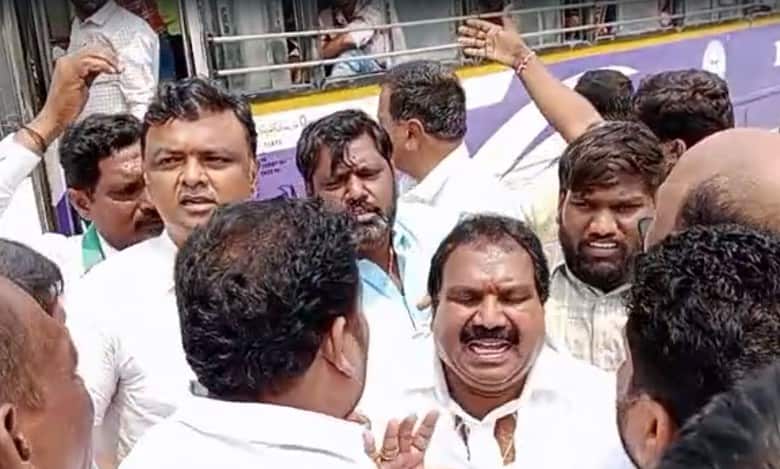 Video: Tension in Warangal as BRS leaders stop ex-MLA from joining BJP