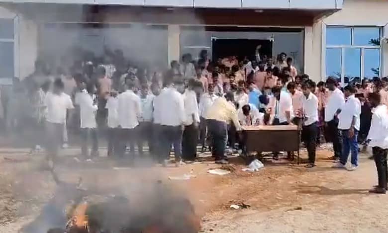 Telangana: Students burn effigy of BRS MLA Malla Reddy