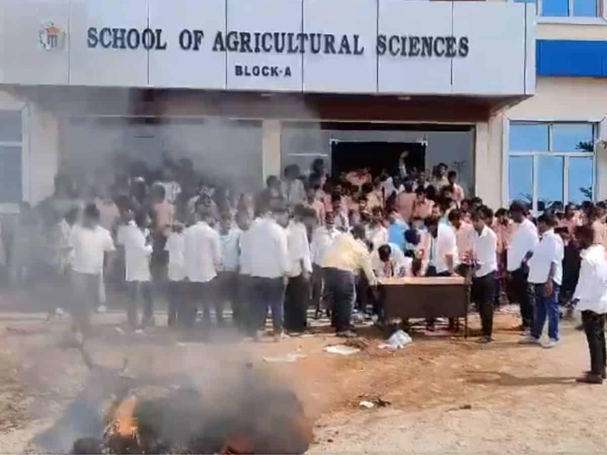 Telangana: Students burn effigy of BRS MLA Malla Reddy