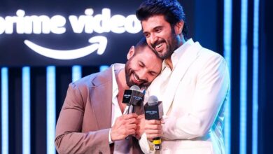 Shahid Kapoor thanks Vijay Deverakonda for 'Arjun Reddy' with a peck