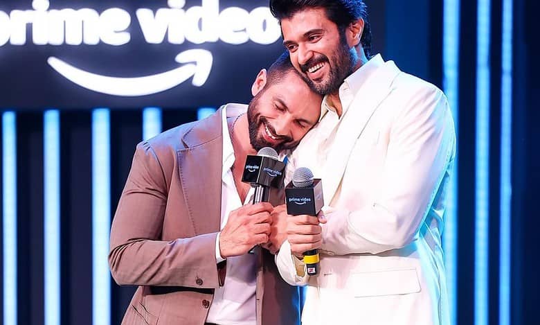 Shahid Kapoor thanks Vijay Deverakonda for 'Arjun Reddy' with a peck