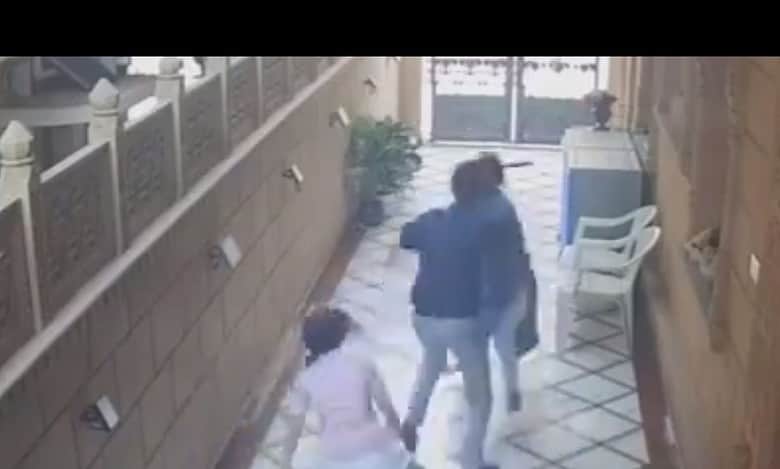 Two Hyderabad women fight with armed robbers who entered house