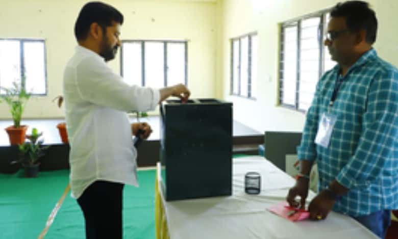Telangana CM casts vote; Mahbubnagar MLC bypoll concludes