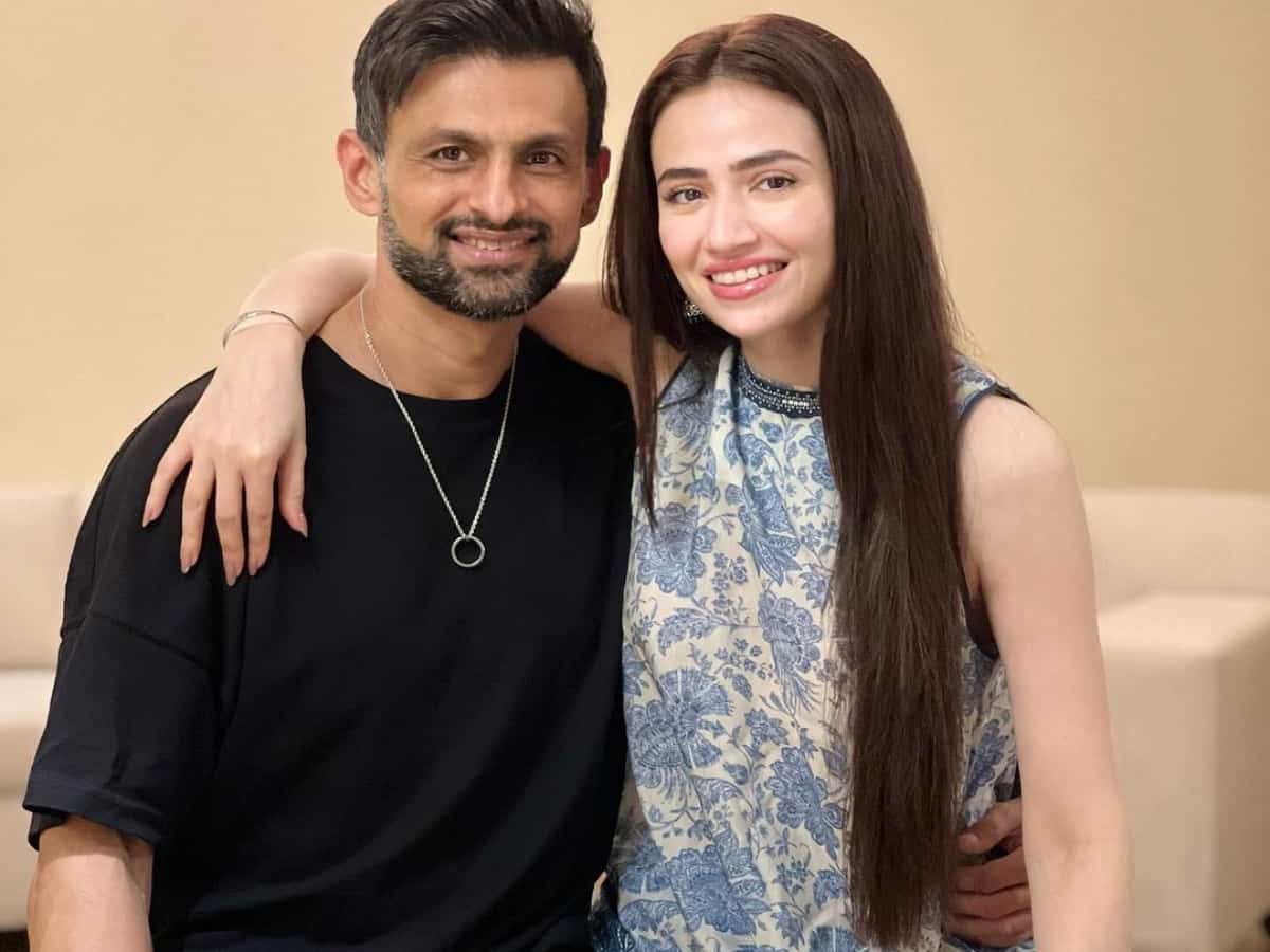 Shoaib Malik shares unseen pics with Sana Javed, people call it 'fake'