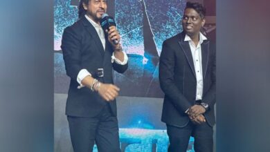 Atlee touches Shah Rukh Khan's feet at event, video goes viral