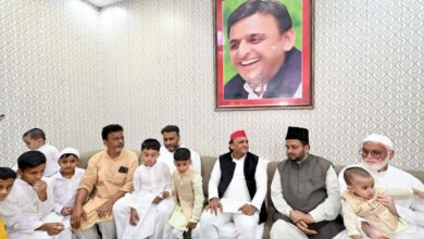 Eid brings warring politicians together at Eidgah