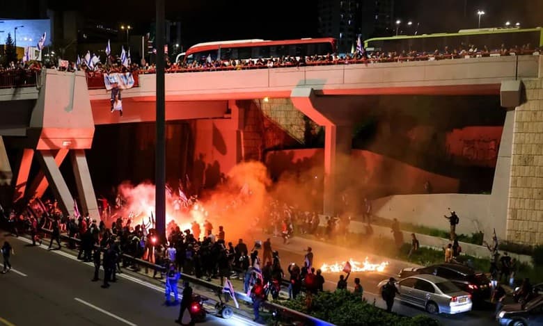 Thousands of Israelis protest against Netanyahu in Jerusalem