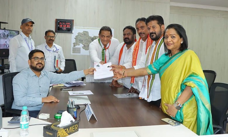Commuters suffer heat as Revanth rallies for Congress' for Congress' Secunderabad LS seat nominee