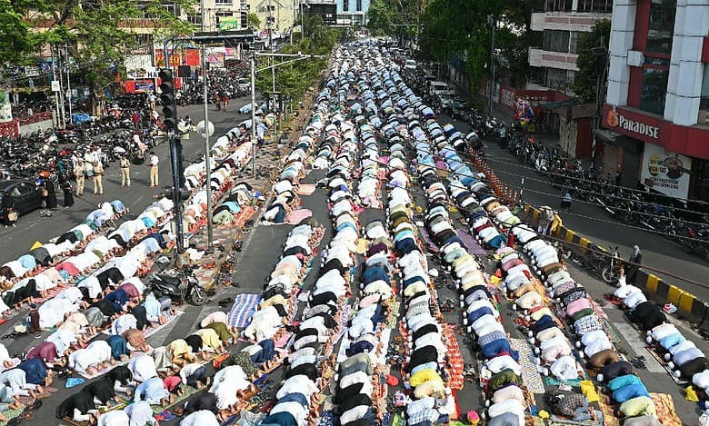 Eid sermons reverberate with calls for solidarity with Palestinians