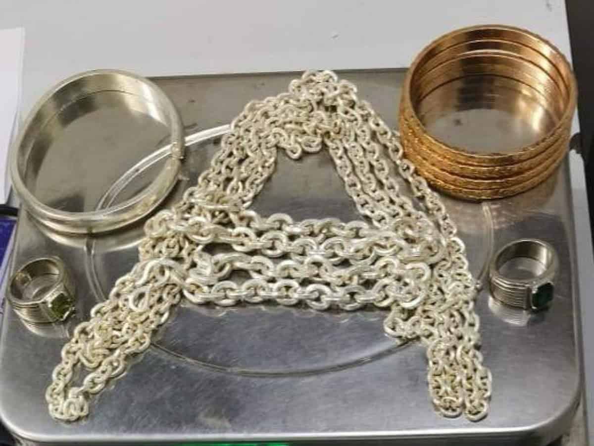 Delhi: Flyers smuggles 922 grams of gold from Dubai, held