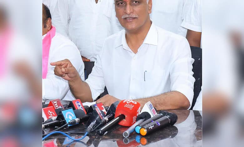 Auto drivers are bankrupt due to Telangana govt's policies, says Harish Rao