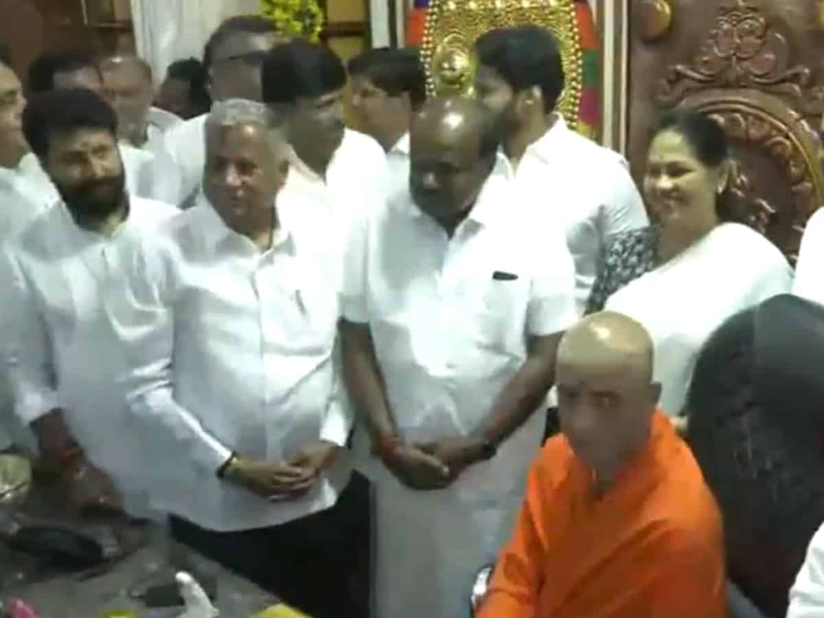 NDA candidates in Karnataka take blessings from Vokkalinga seer