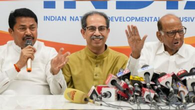 Mumbai: Shiv Sena (UBT) chief Uddhav Thackeray, Maharashtra Congress President Nana Patole and NCP chief Sharad Pawar during a Maha Vikas Aghadi (MVA) press conference, in Mumbai, Tuesday, April 9, 2024. (PTI Photo/Shashank Parade)(PTI04_09_2024_000065B)