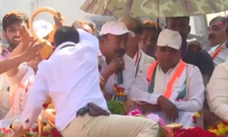 Man carrying gun garlands Karnataka CM