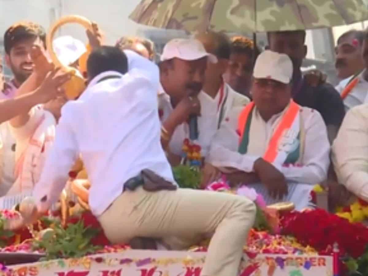 Man carrying gun garlands Karnataka CM