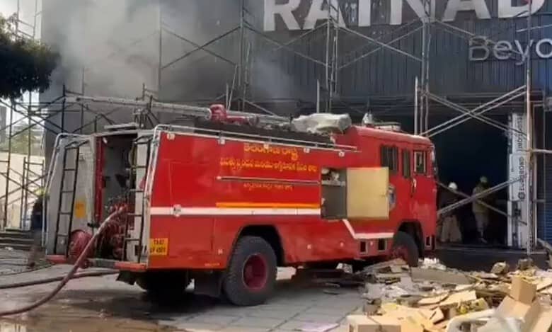 Video: Massive fire in a supermarket in Hyderabad's Rajendranagar