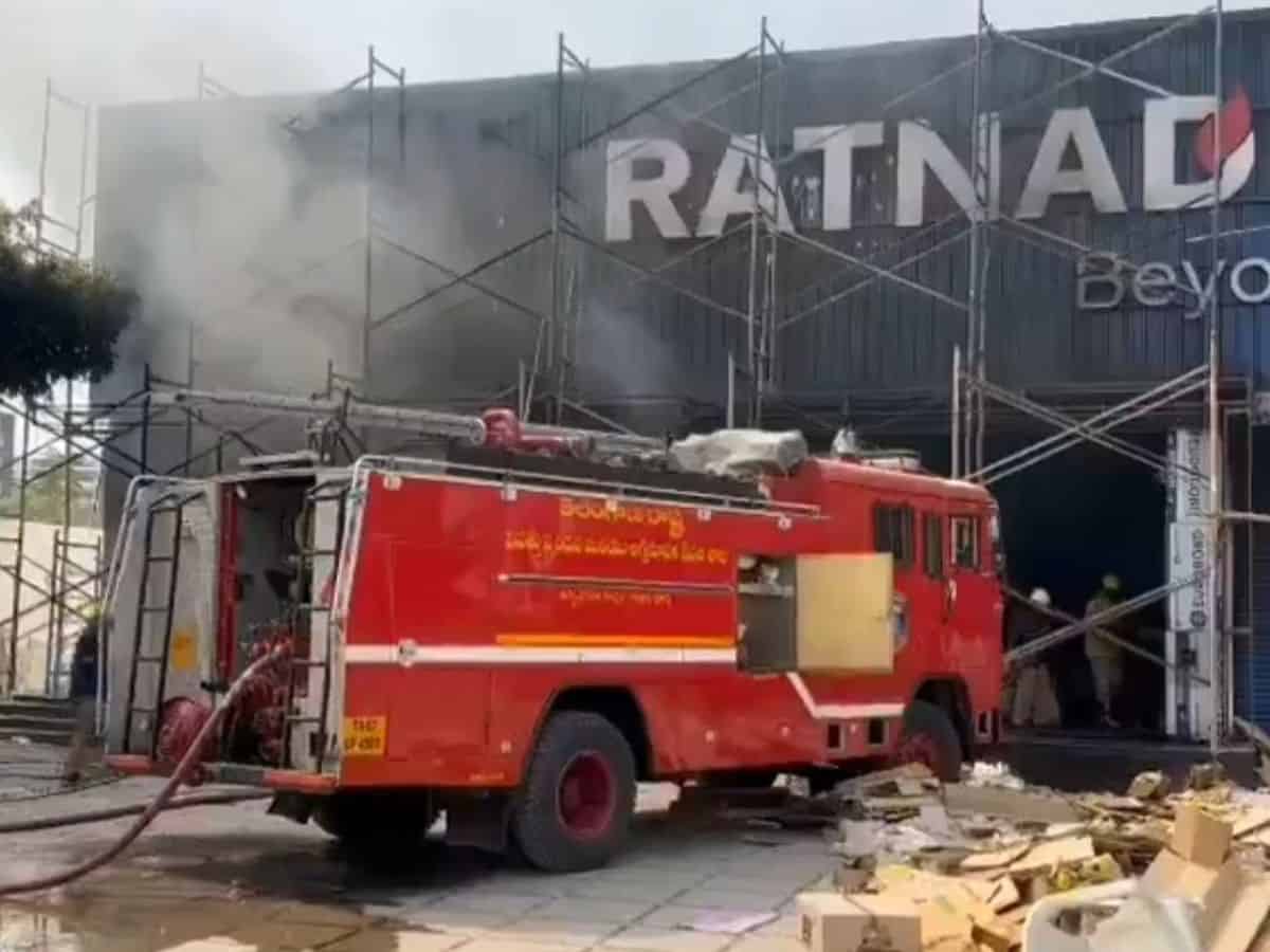 Video: Massive fire in a supermarket in Hyderabad's Rajendranagar