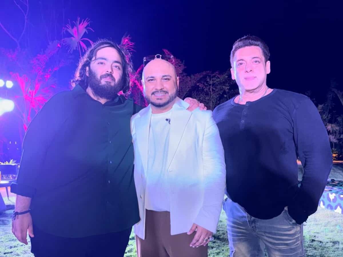 Salman Khan joins B Praak as he sings at Anant Ambani's birthday bash