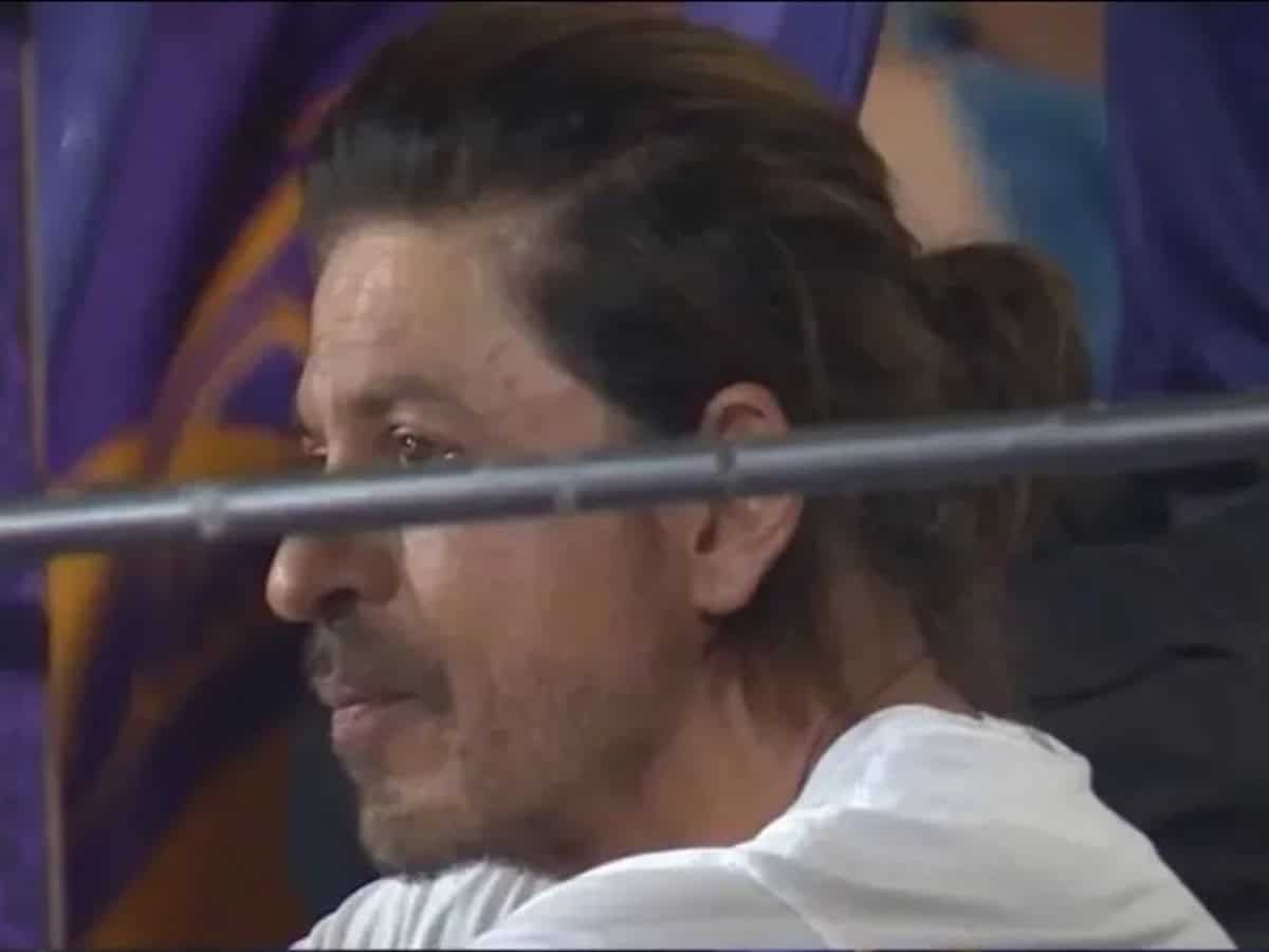 Shah Rukh Khan breaks down in stadium, here's why