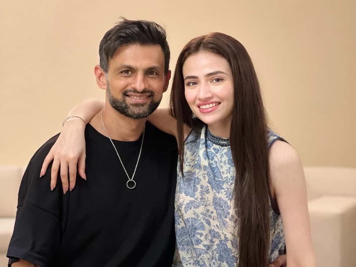 Shoaib Malik, Sana Javed's PDA goes viral