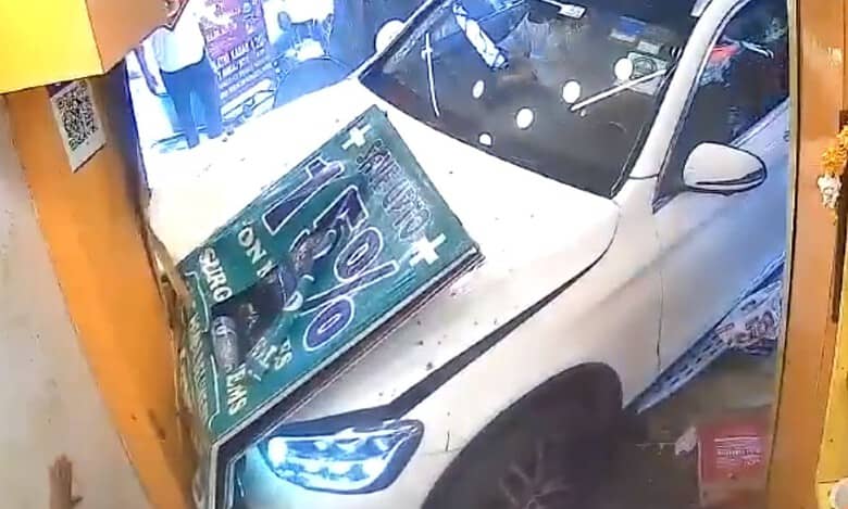 Video: SUV rams into popular eatery in Delhi, Six injured