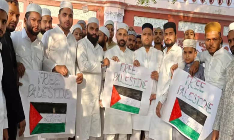 'Free Palestine' protest during Eid prayers leads to minor altercation with police in Aligarh