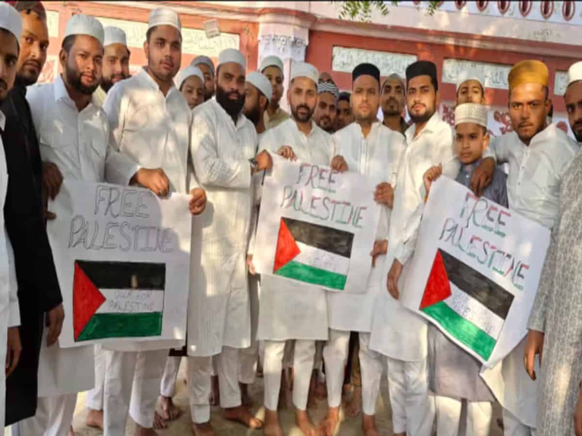 'Free Palestine' protest during Eid prayers leads to minor altercation with police in Aligarh