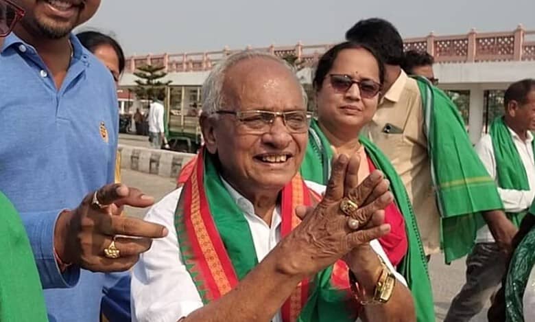 Odisha: BJD, BJP leaders greet each other during campaigning