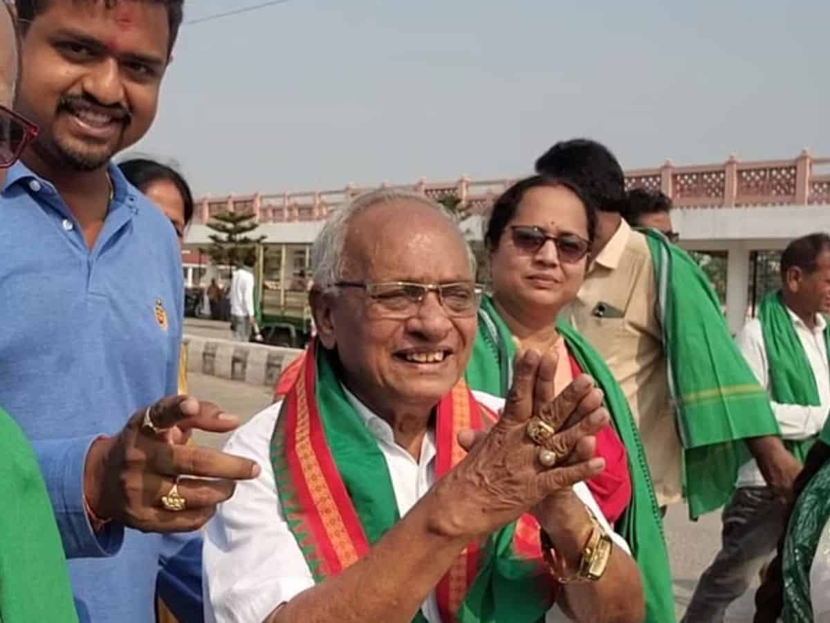 Odisha: BJD, BJP leaders greet each other during campaigning