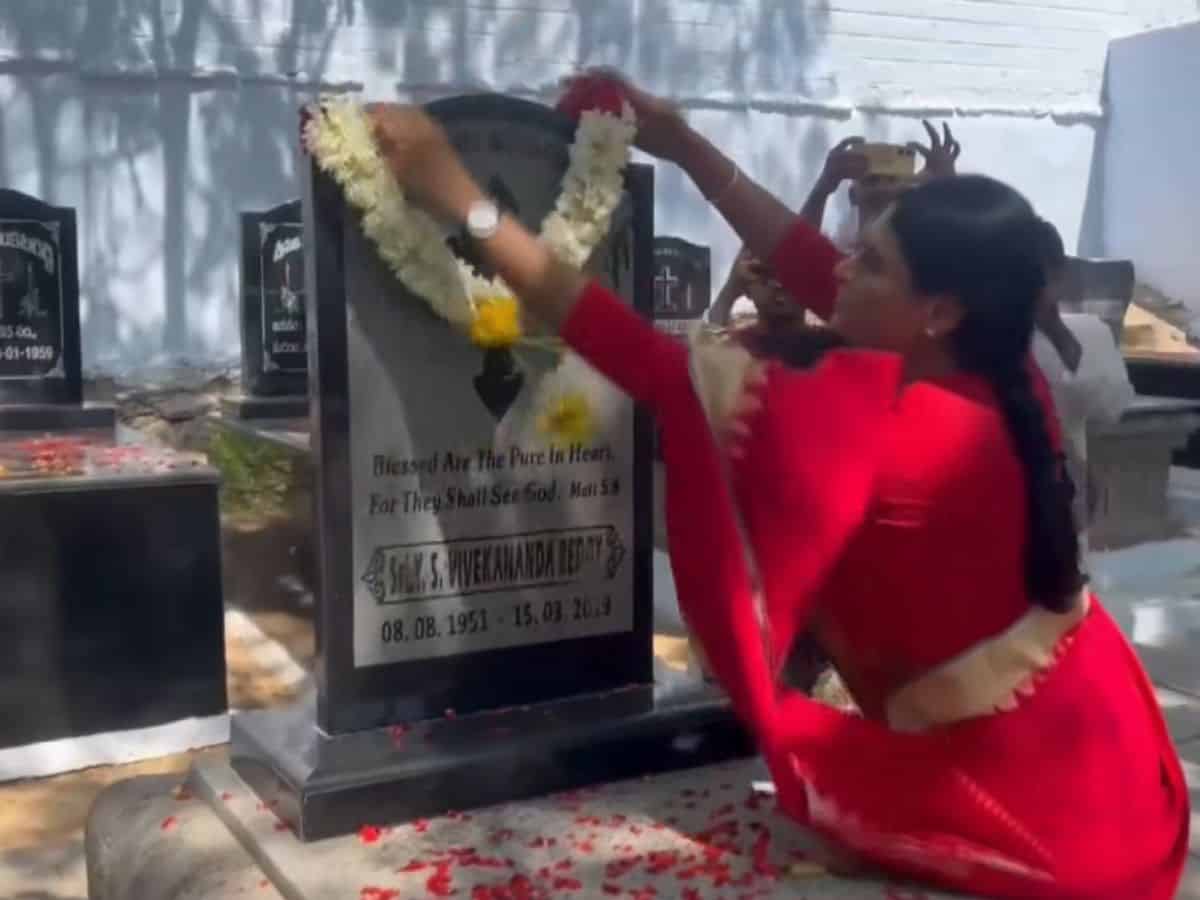 Andhra: YS Sharmila, Sunitha pay tributes to Vivekananda Reddy