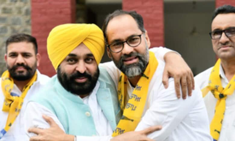 Jalandhar Dalit leader Pawan Kumar leaves Akali Dal, joins AAP