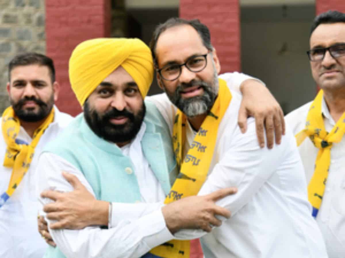 Jalandhar Dalit leader Pawan Kumar leaves Akali Dal, joins AAP