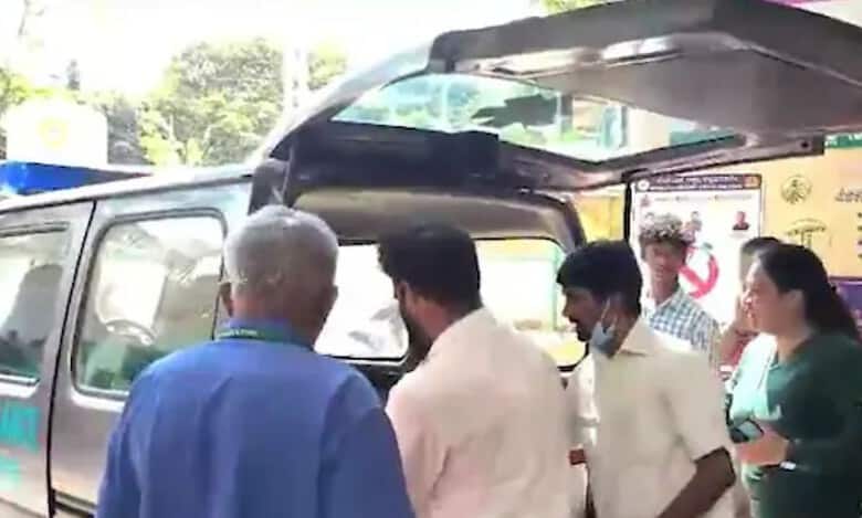 Karnataka: BJP worker dies after crashing into Minister's car