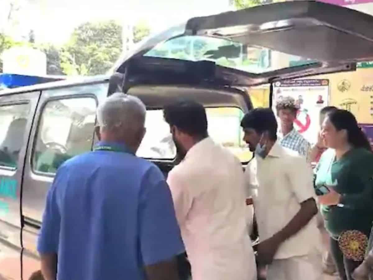 Karnataka: BJP worker dies after crashing into Minister's car