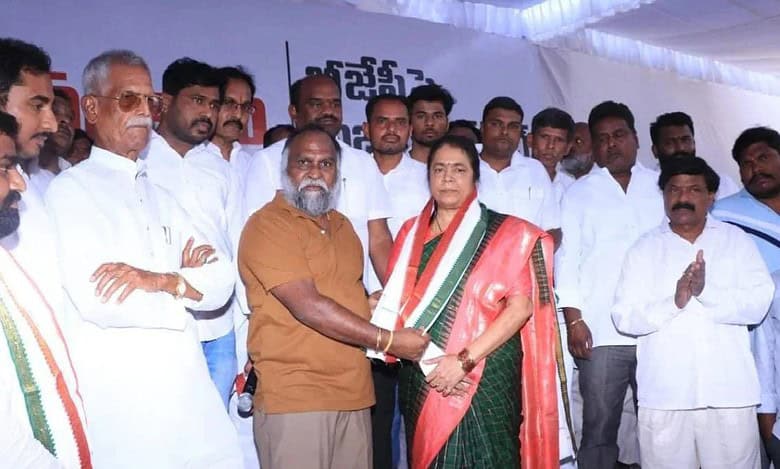 Warangal Mayor G Sudharani quits BRS and joins Congress.