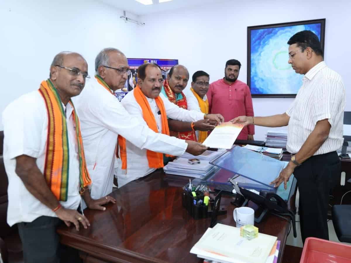 VHP seeks ban on KCR from poll campaigning