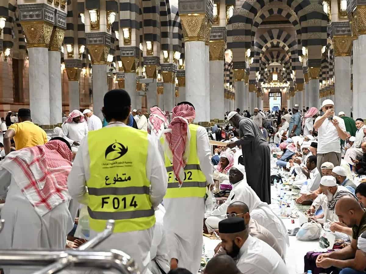 Volunteers work over 350,000 hours at Prophet's Mosque so far in Ramzan