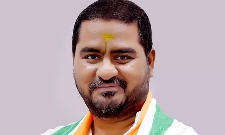 Hyderabad: Cong leader files nomination against Asaduddin Owaisi